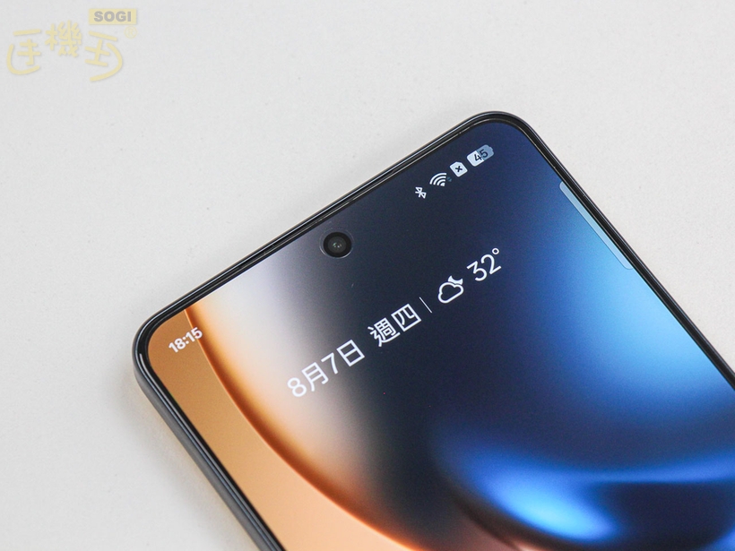 realme GT 7T 外觀介紹 - 前鏡頭
