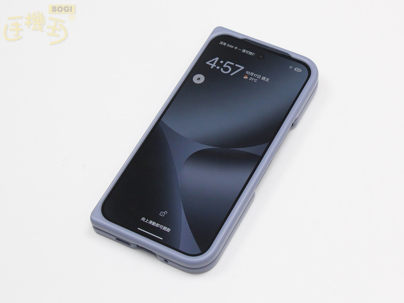 Google Pixel 10 Pro Fold 外觀介紹 - 摺疊正面