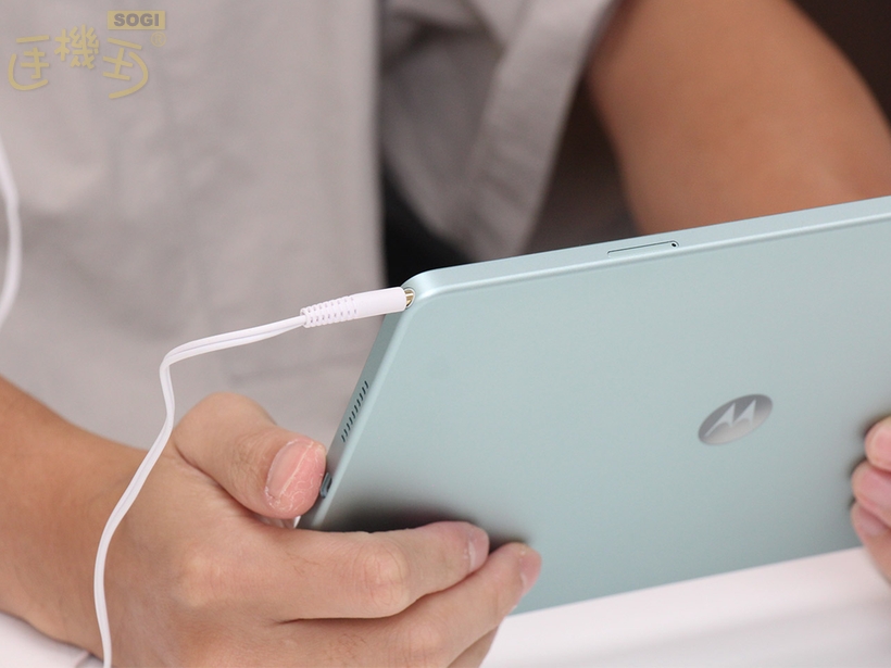 moto pad 60 系列外觀介紹 - 搭配耳機使用