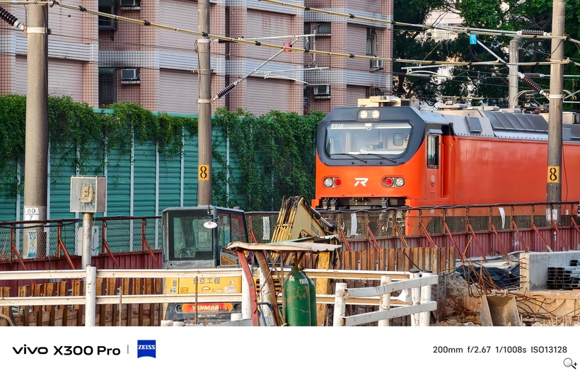 vivo X300 Pro 外掛增距鏡體驗 - 200mm 抓拍