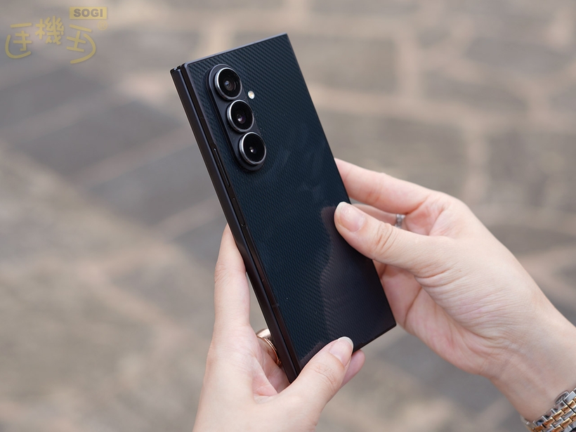 三星 Galaxy Z TriFold 外觀介紹 - 完成收納