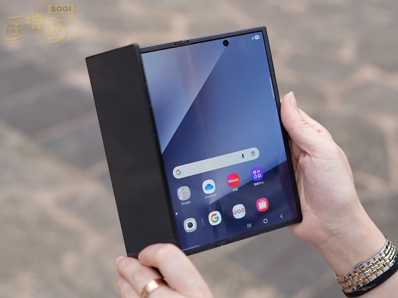 三星 Galaxy Z TriFold 外觀介紹 - 先向右摺疊