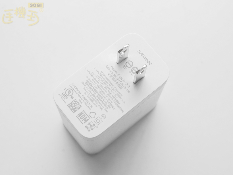 OPPO Find X9 外觀介紹 - 充電器