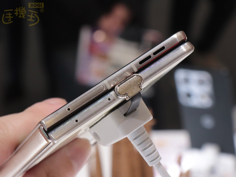 Motorola razr fold 產品規格 - 底部