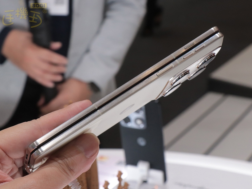 Motorola razr fold 產品規格 - 右側