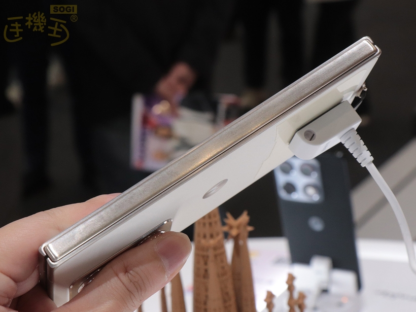 Motorola razr fold 產品規格 - 左側