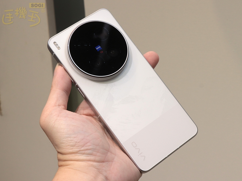 vivo X300 Ultra 實機台灣上手體驗 - 銀調