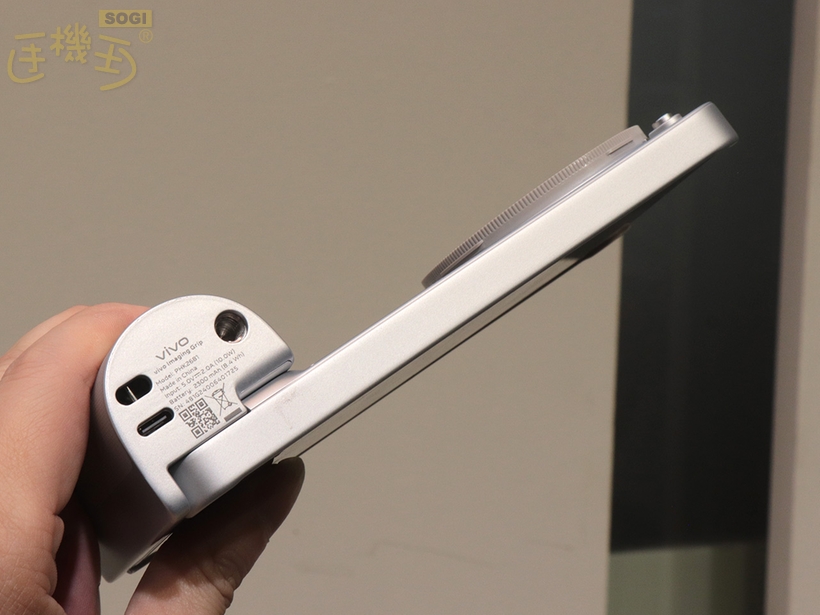 vivo X300 Ultra 實機台灣上手體驗 - 保護殼與握把底部