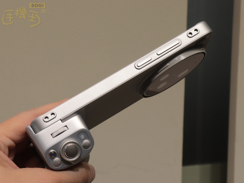 vivo X300 Ultra 實機台灣上手體驗 - 保護殼與握把頂部