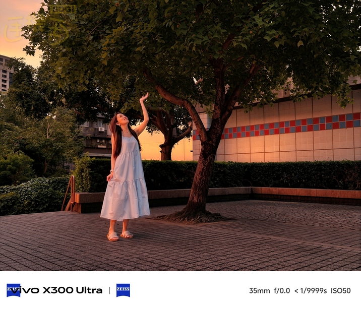 vivo X300 Ultra 相機體驗 - AI 風格風景人像 (暮霞)