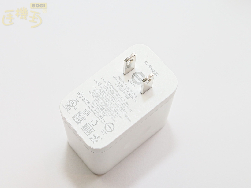 外觀開箱：哈蘇相機美學與極致防護 - 充電器