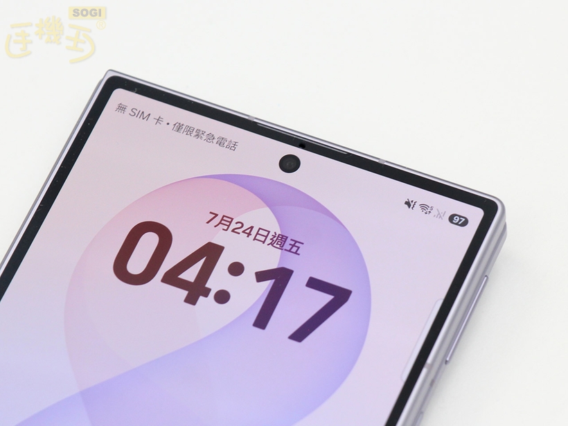 外觀開箱：全新型態的寬版摺疊螢幕 - 封面螢幕相機