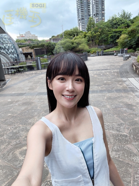 相機實測：三鏡頭與 AI 功能的拍攝體驗 - 廣角自拍