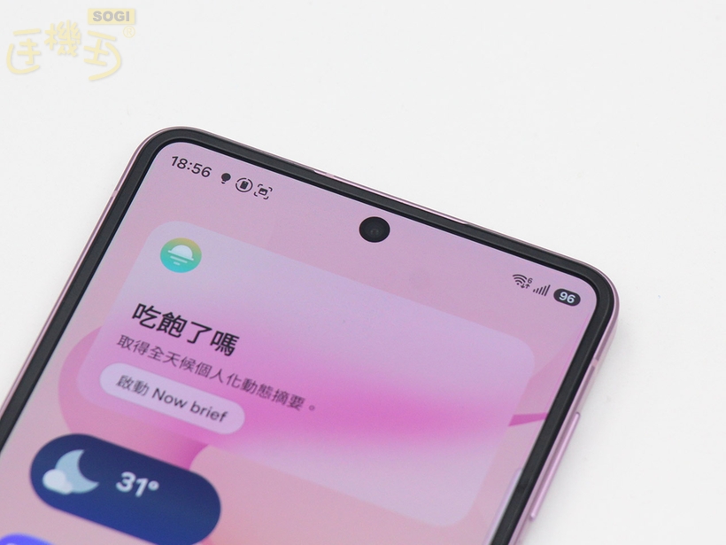外觀開箱:上下開闔式摺疊螢幕設計 - 自拍相機