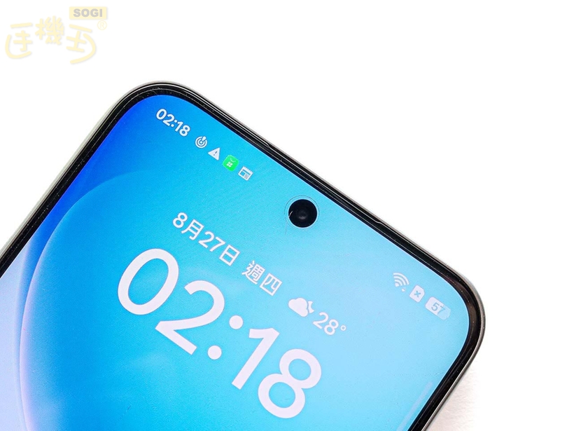 外觀設計：大螢幕機身與星球紋理背蓋 - 前鏡頭