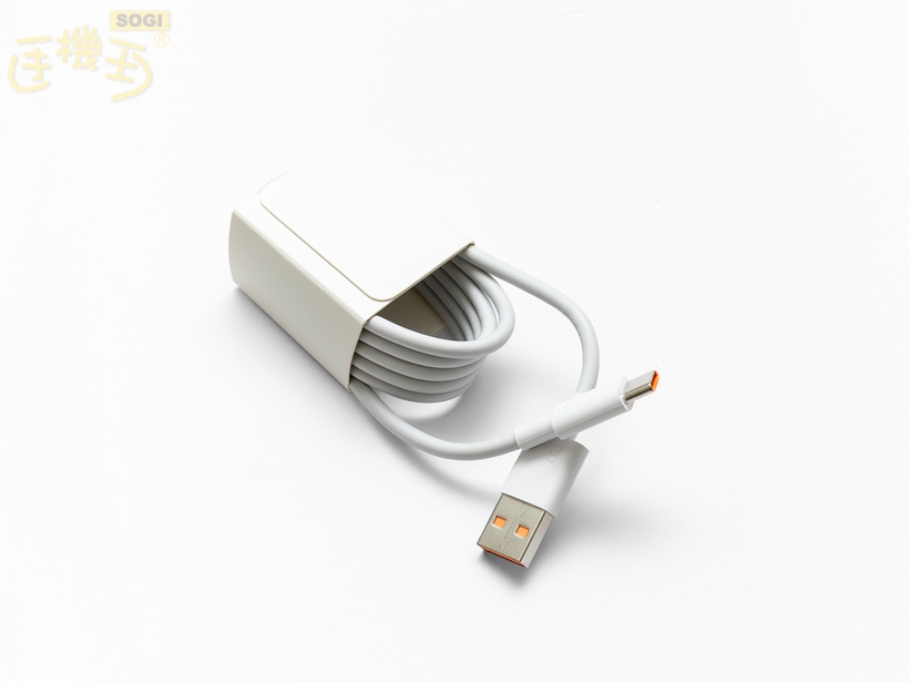 外觀開箱：8.75mm 超薄機身與摺疊結構設計 - 充電線