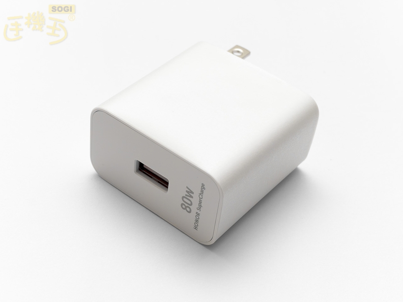外觀開箱：8.75mm 超薄機身與摺疊結構設計 - 充電器