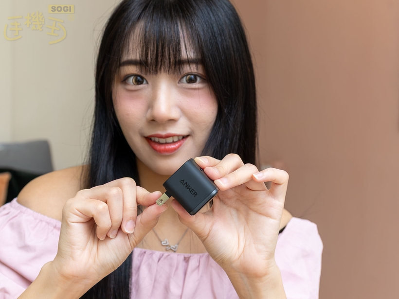 小巧設計還帶螢幕!Anker A121D 45W 充電器 - 90 度