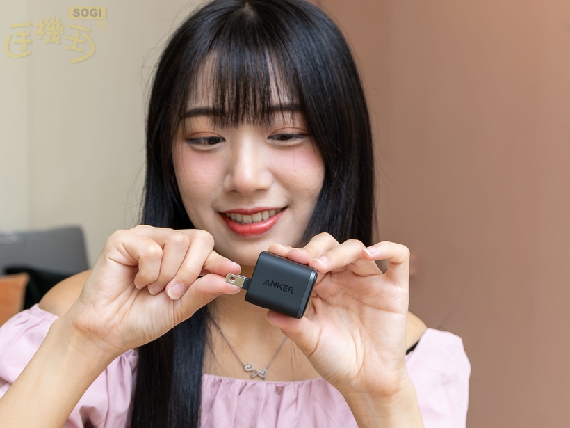 小巧設計還帶螢幕!Anker A121D 45W 充電器 - 180 度